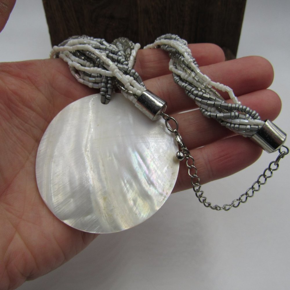 21" Beaded White Shell Pendant Necklace Vintage - Picture 2 of 4